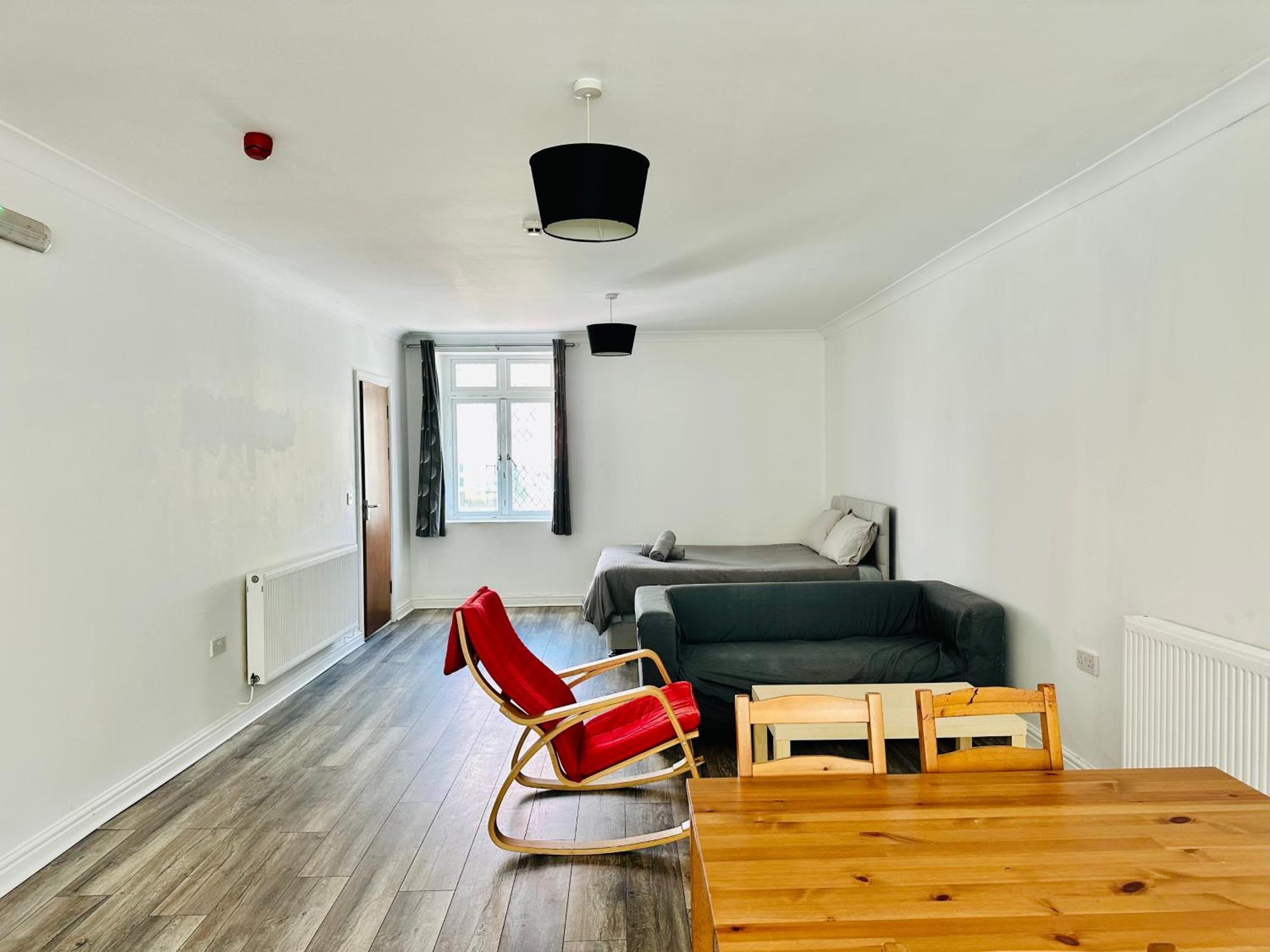 Spacious And Affordable City Center Two Beds Flat 스완지 외부 사진